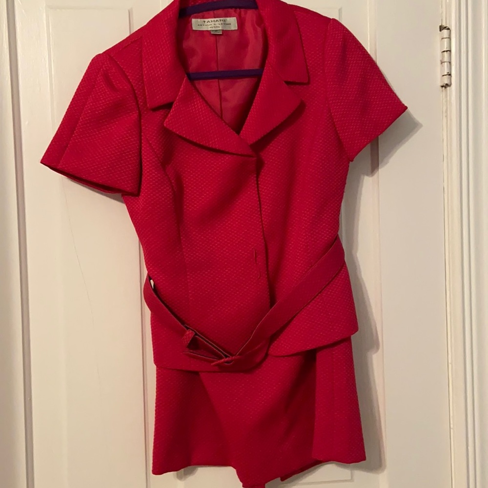 Tahari 2 piece short sleeve skirt suit in pink